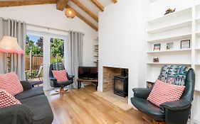Pass The Keys Spacious Family Home With Parking